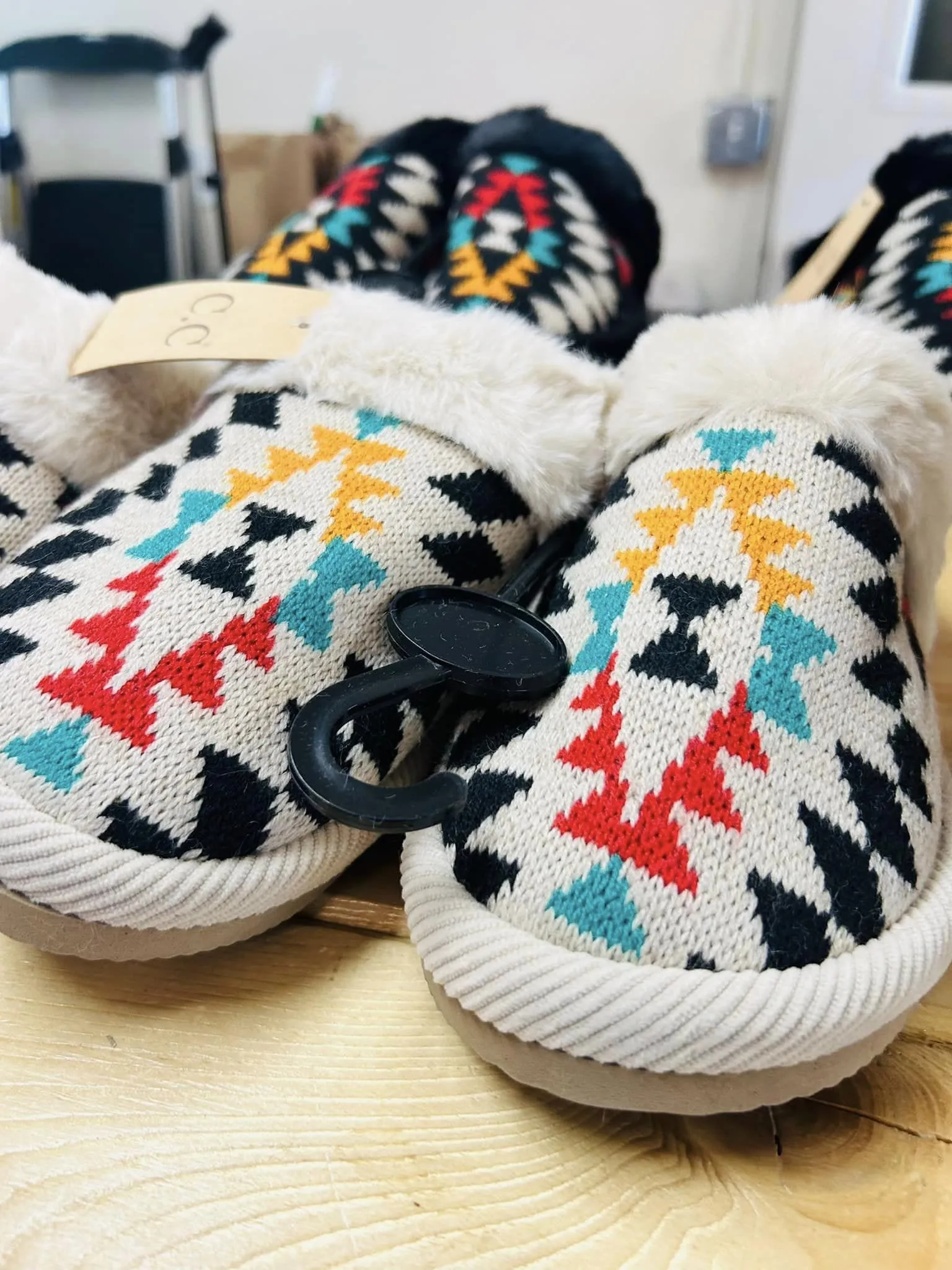 SPE3001 Aztec Pattern Furry Slippers