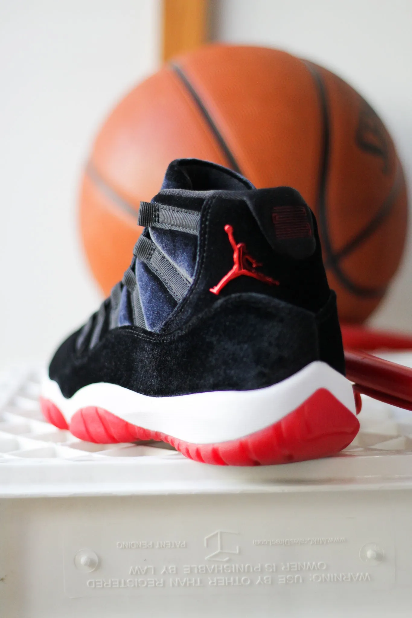 W AIR JORDAN 11 RETRO "BLACK/GYM RED"