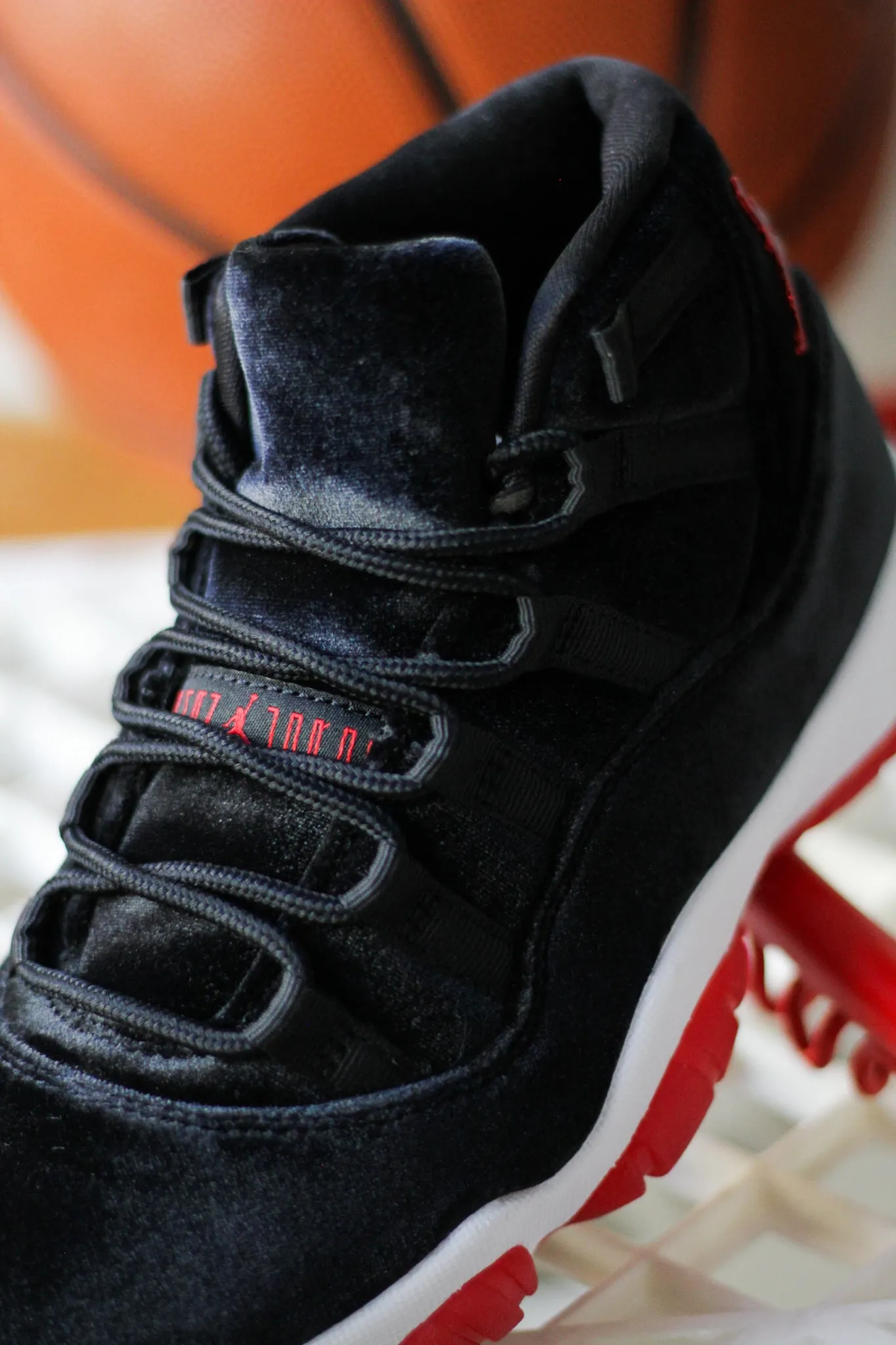 W AIR JORDAN 11 RETRO "BLACK/GYM RED"